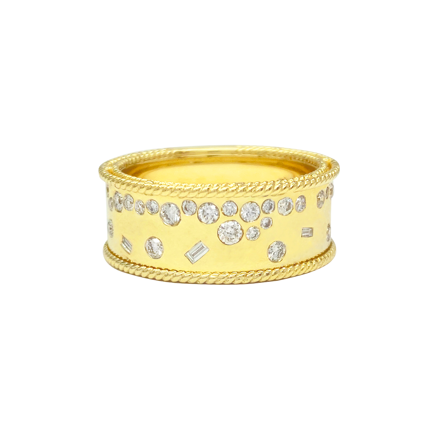 Yellow gold ring with a cluster of diamonds. The ring is set in a classic prong setting and is surrounded by a delicate rope border.