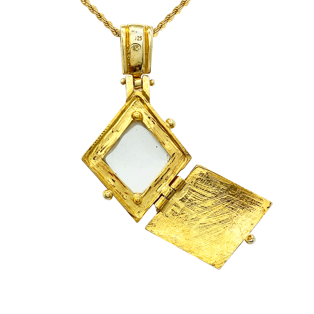Gold locket necklace with a  to reveal a blank interior